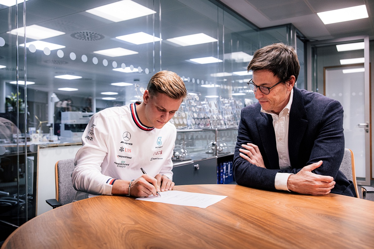 Schumacher cuando firmó su vínculo con Mercedes en diciembre pasado. (Mercedes-AMG PETRONAS F1)