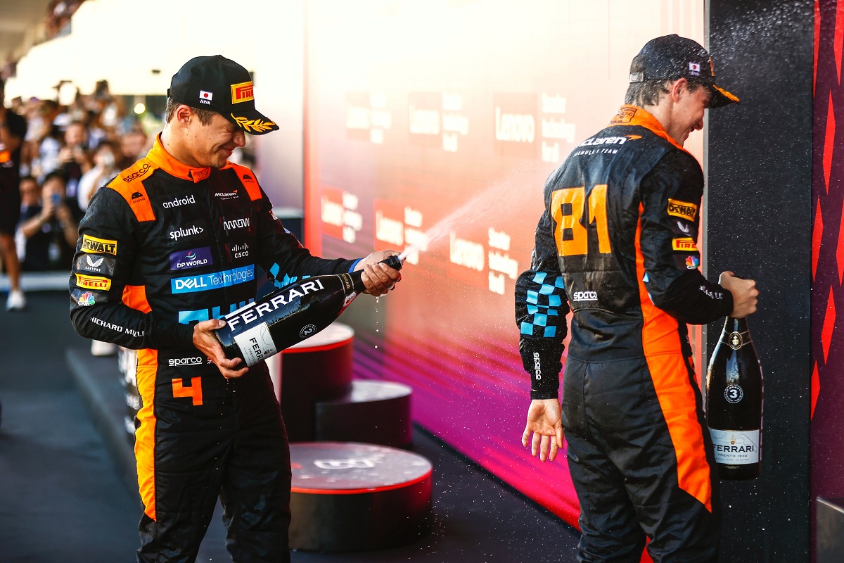 Norris bautiza en Suzuka a Piastri que logró su primer podio en la F1. (McLaren Racing)