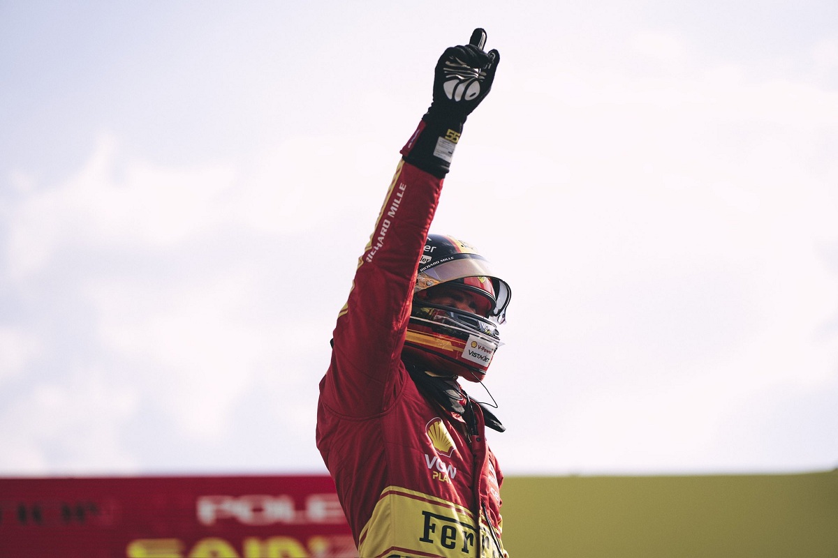 Sainz con el brazo en alto y haciedo el "1" para los Tifosi. (Ferrari Media Centre)
