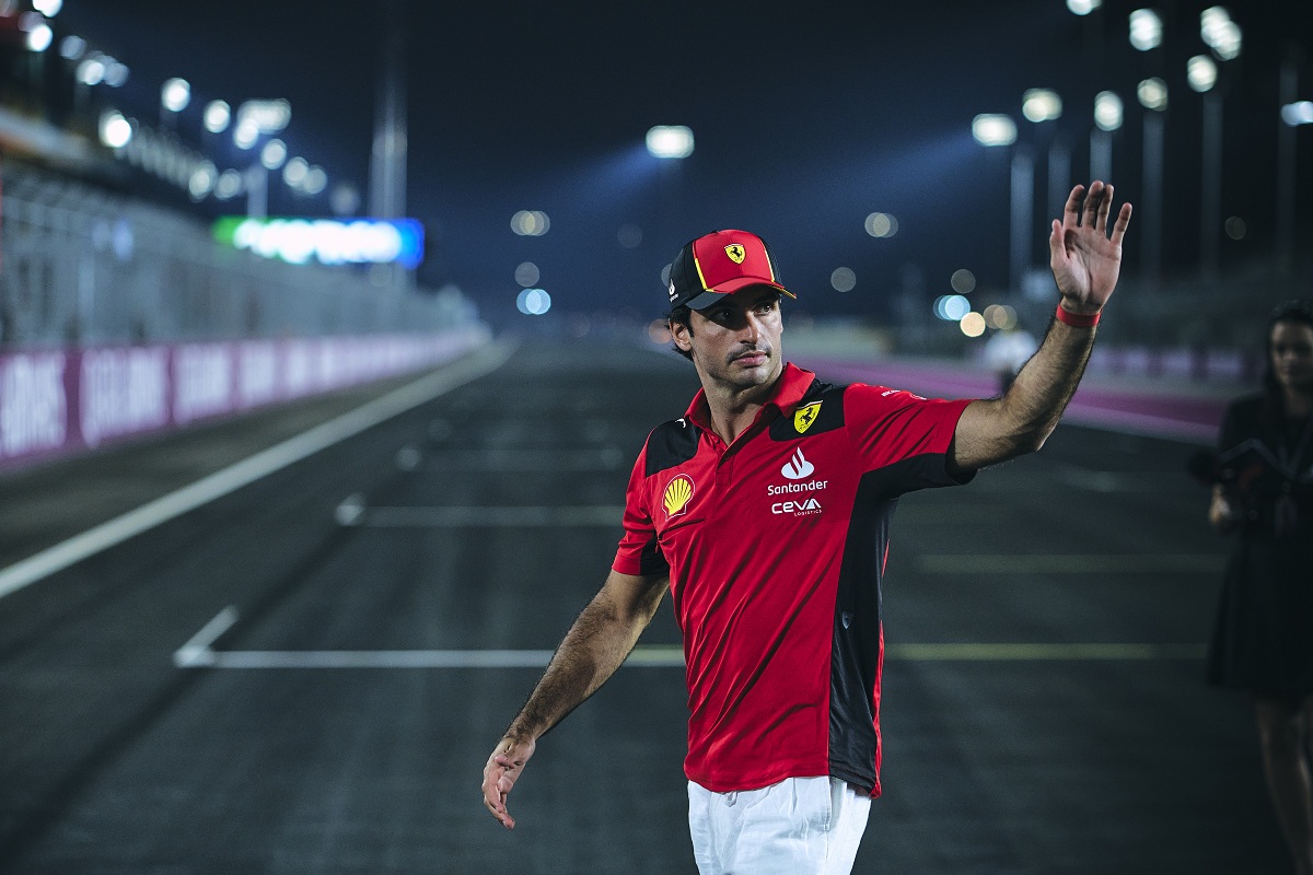 Una vez finalizado el Gran Premio, y con la trsisteza de no haber corrido, Sainz fue a la recta para saludar a los fans. (Ferrari Media Centre)