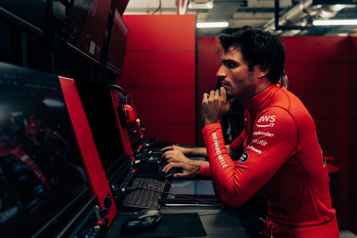 Sainz analiza en el box los datos de temetría que arrojó la Sprint. (Ferrari Media Centre)