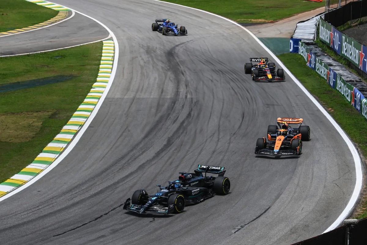 Russell superó a Norris pero el de McLaren recuperó la segunda posición, Pérez expectante. (Mark Sutton)