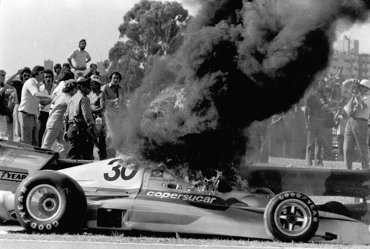 1975. El Copersucar de Wilson Fittipaldi se incendia tras un fuerte choque en Buenos Aires. (Archivo / La Nación, 1975)