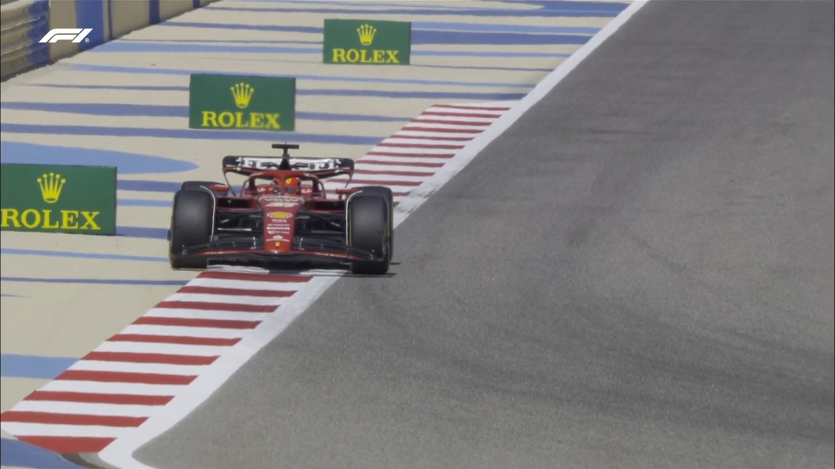 El instante que Leclerc pasa por la tapa de drenaje que terminaría dañando el piso de la Ferrari. (Imagen TV / F1 TV)