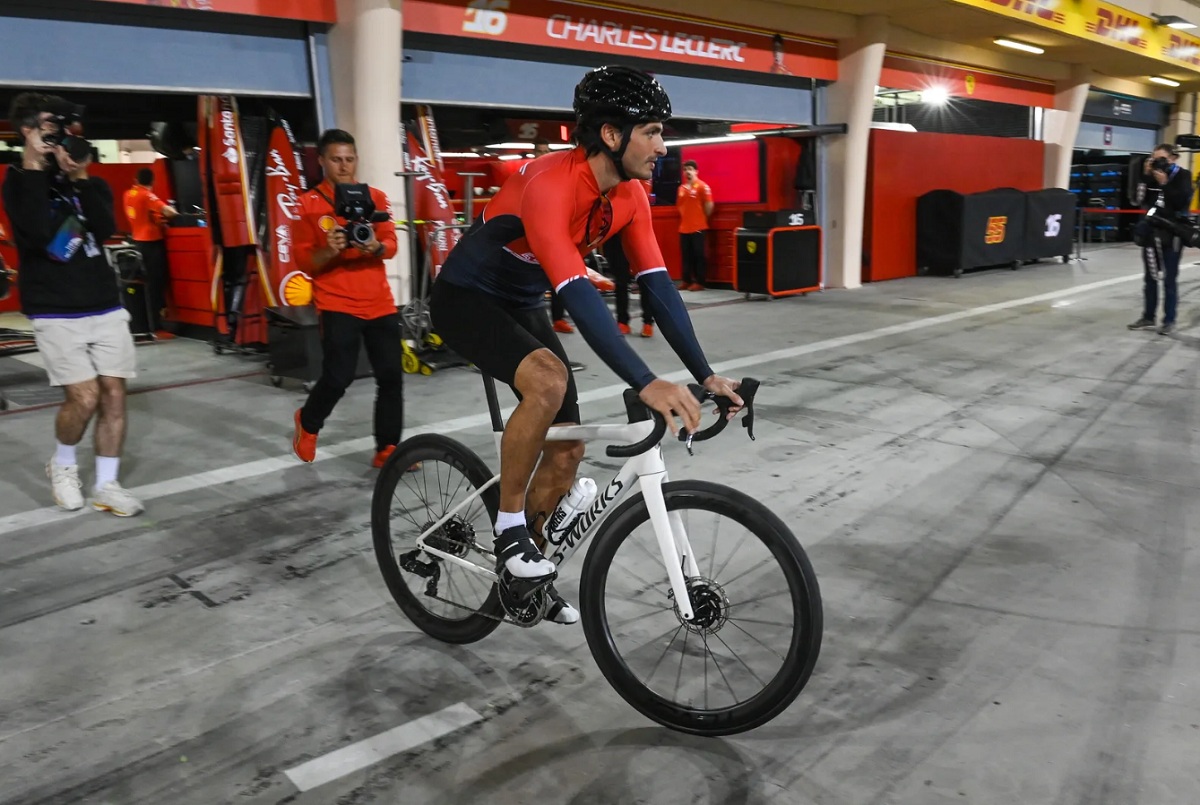 Sainz sale a recorrer el circuito de Bahrein en bicicleta. (Mark Sutton)