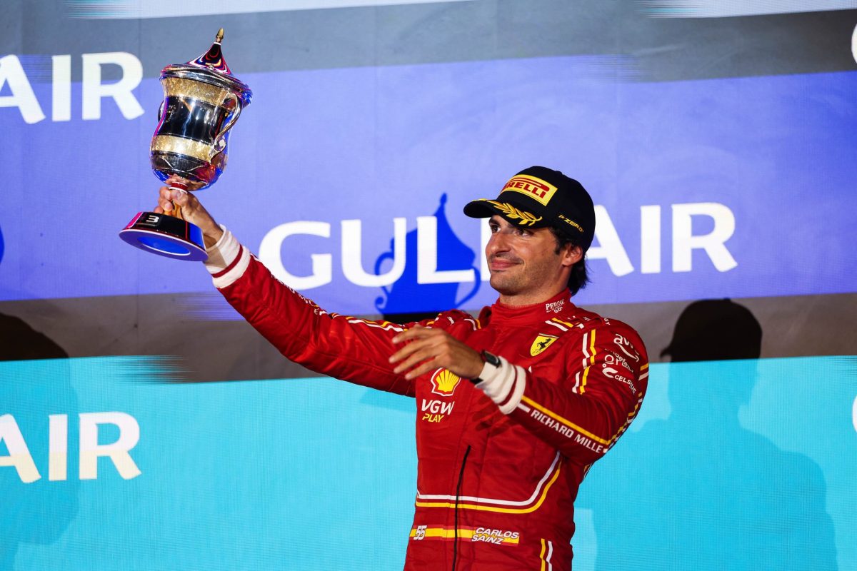 Sainz celebra el podio en Bahrein, pero admite que Ferrari “aún no está donde quiere estar”
