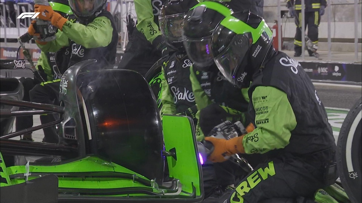 Los mecánicos de Sauber tratando de destrabar la tuerca de la rueda delantera izquierda de Bottas. (Imagen TV / F1TV)