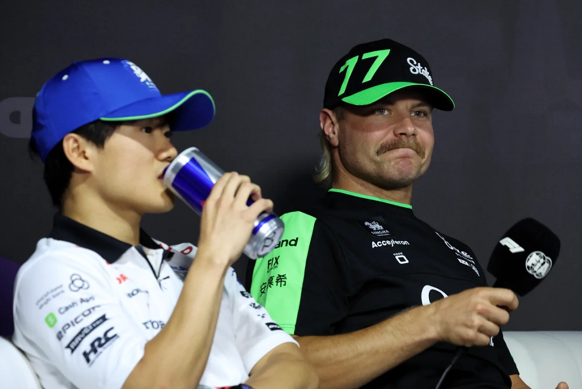 Tsunoda junto a Bottas durante la conferencia de prensa en Jeddah. (Motorsport Images)