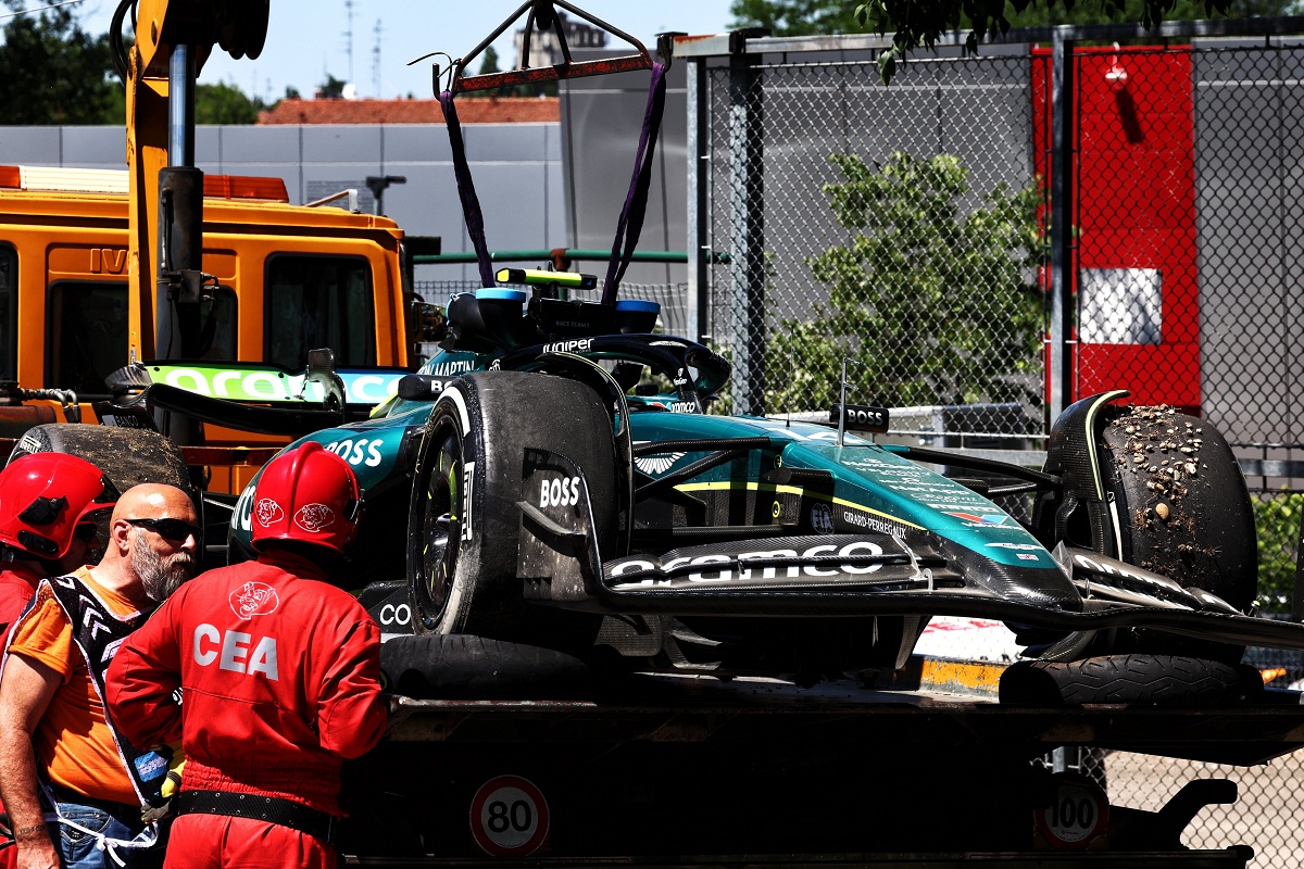 El retiro del coche de Alonso tras accidentarse en la PL3. (Motorsport Week)