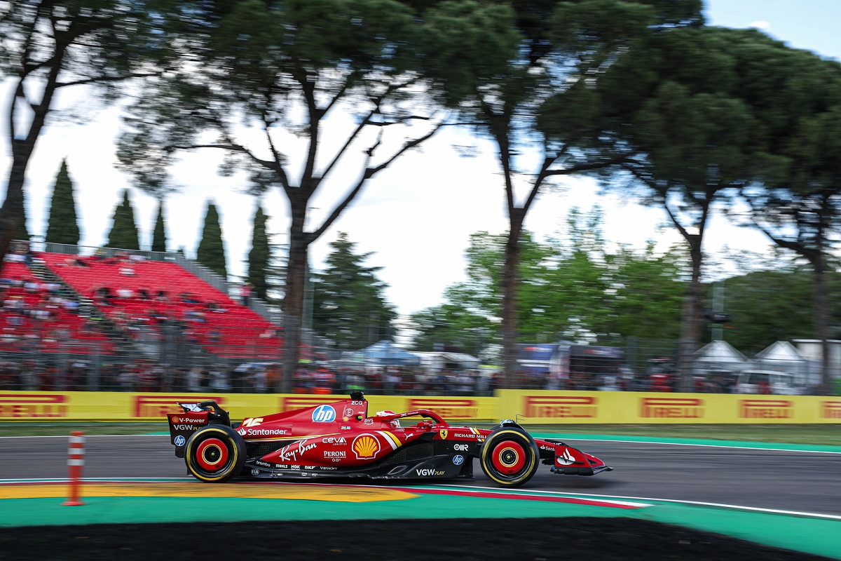 Leclerc durante los entrenamientos del viernes. (Ferrari Media Centre)