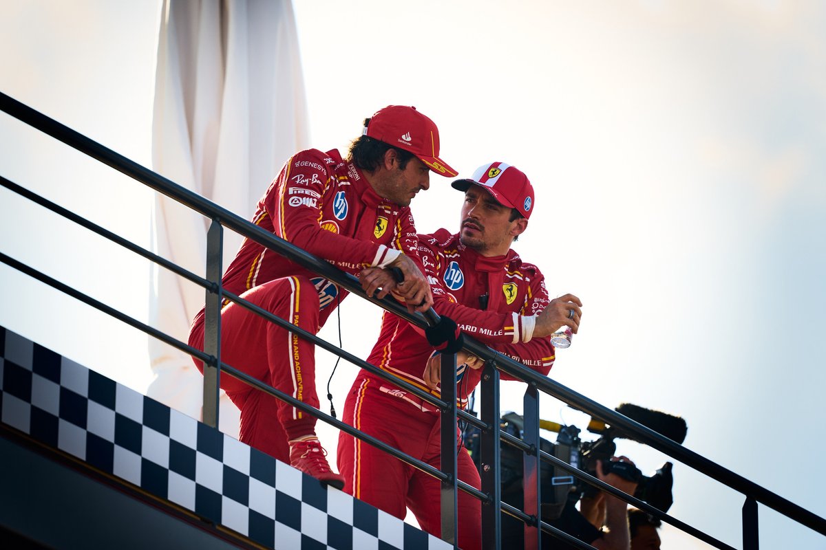 Con Sainz después de la ceremonia pos clasificación. (Ferrari Media Centre)