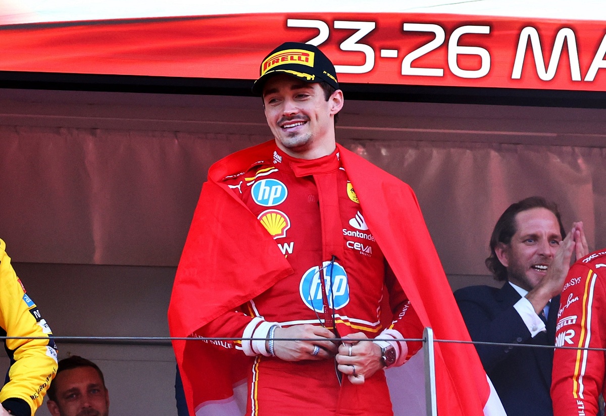 Leclerc en el podio envuelto con la bandera de Mónaco. (XPB Images)