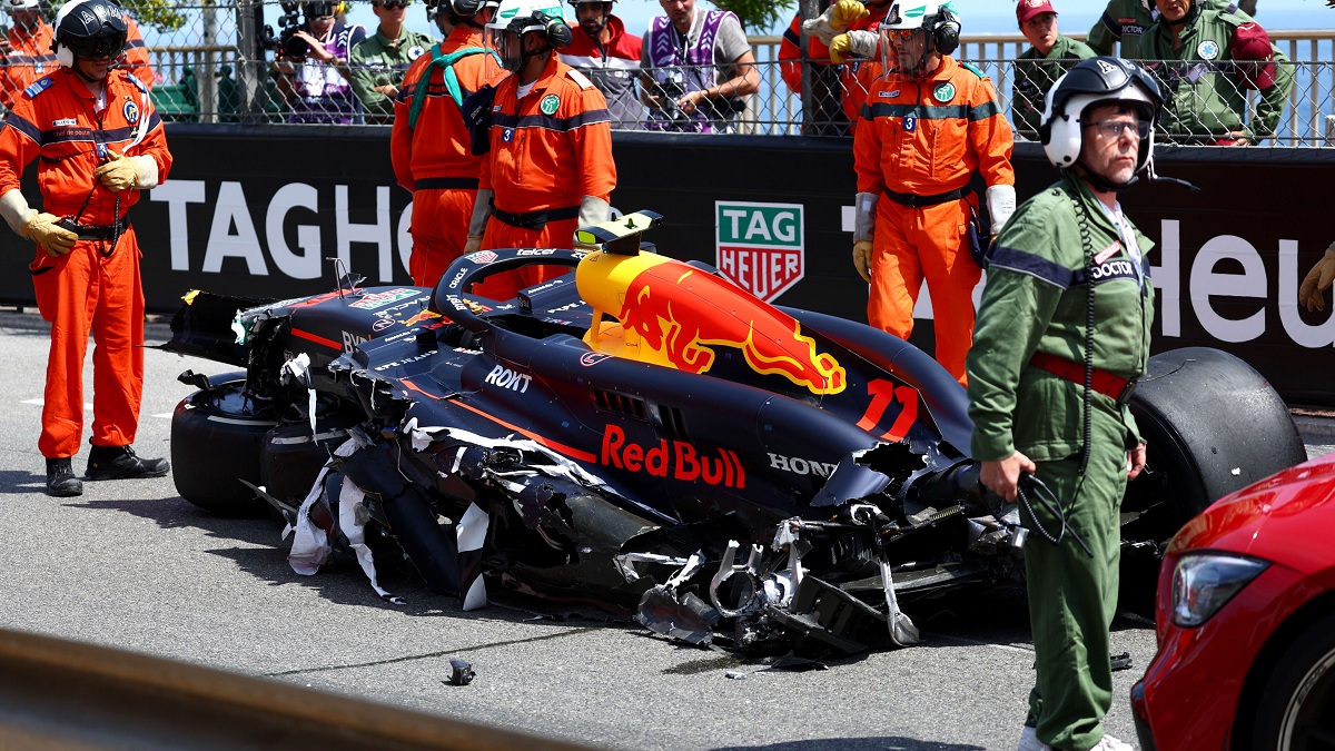 El Red Bull de Pérez, totalmente destruído, después del accidente con Magnussen y Hülkenberg. ( F1 / FOM)