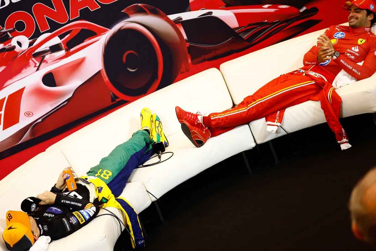 Piastri y Sainz distendidos en la sala de prensa después de la carrera. (Sam Bloxham) 