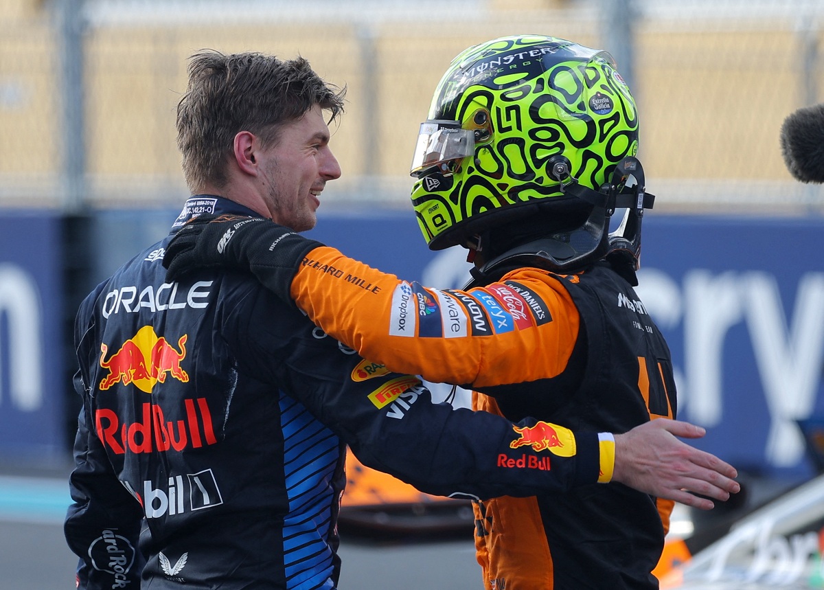 Verstappen saluda a Norris por su victoria. (Brian Snyder / REUTERS)