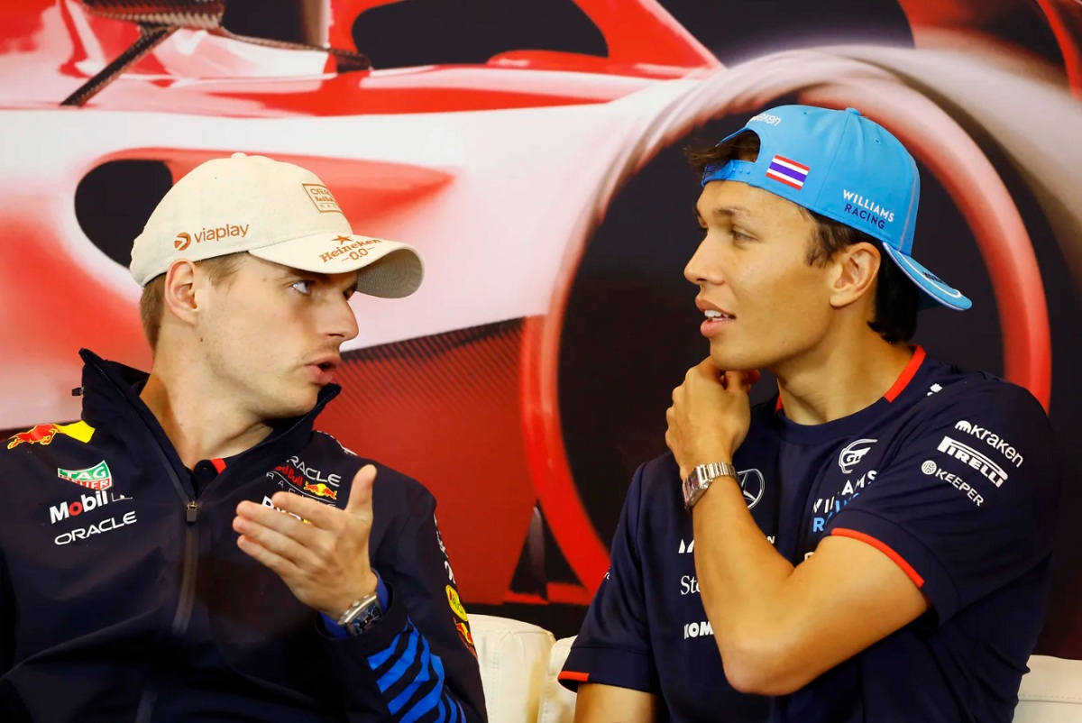 Verstappen charlando con su ex compañero Alex Albon. (Glenn Dunbar)