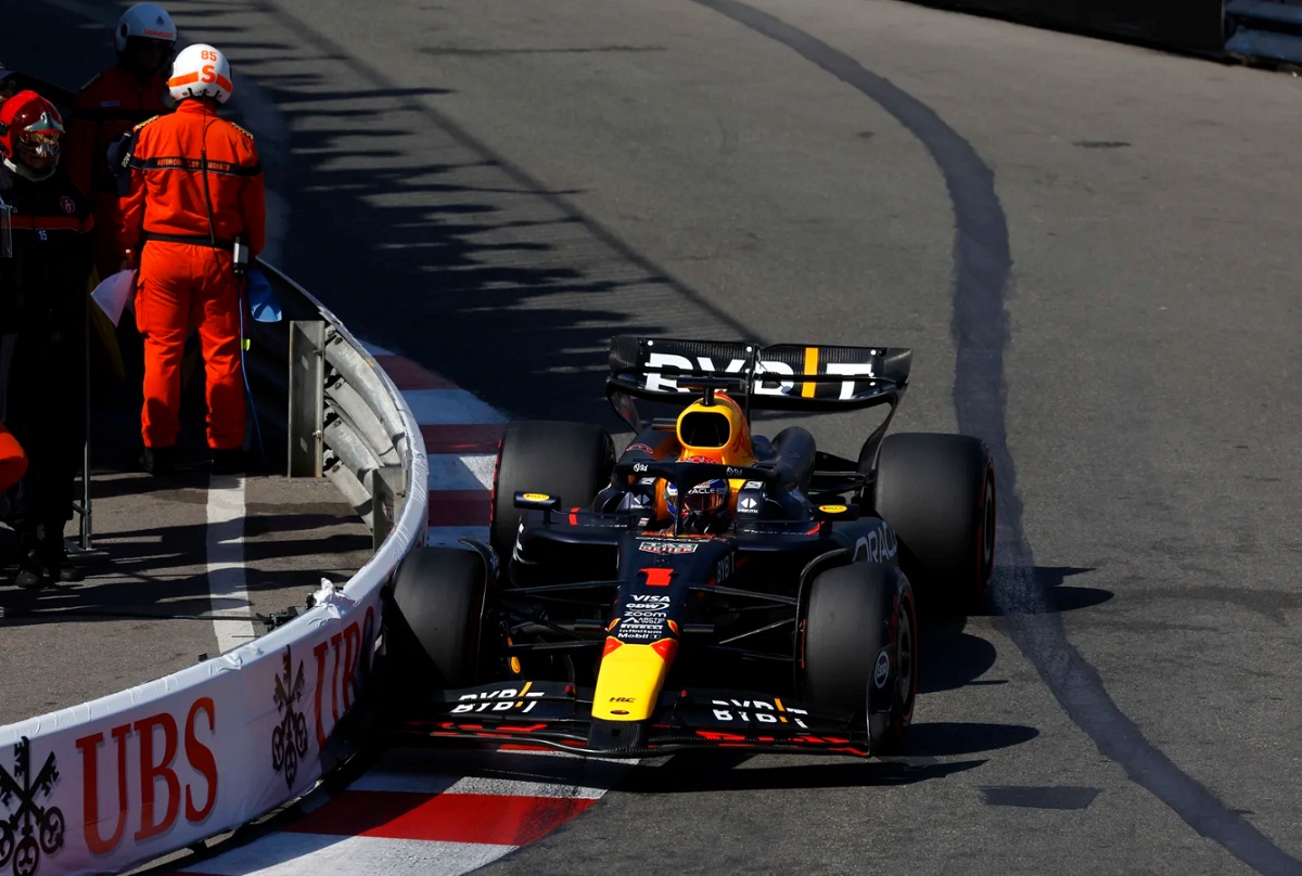 Verstappen al límite en la salida de la Piscina. (Glenn Dunbar)