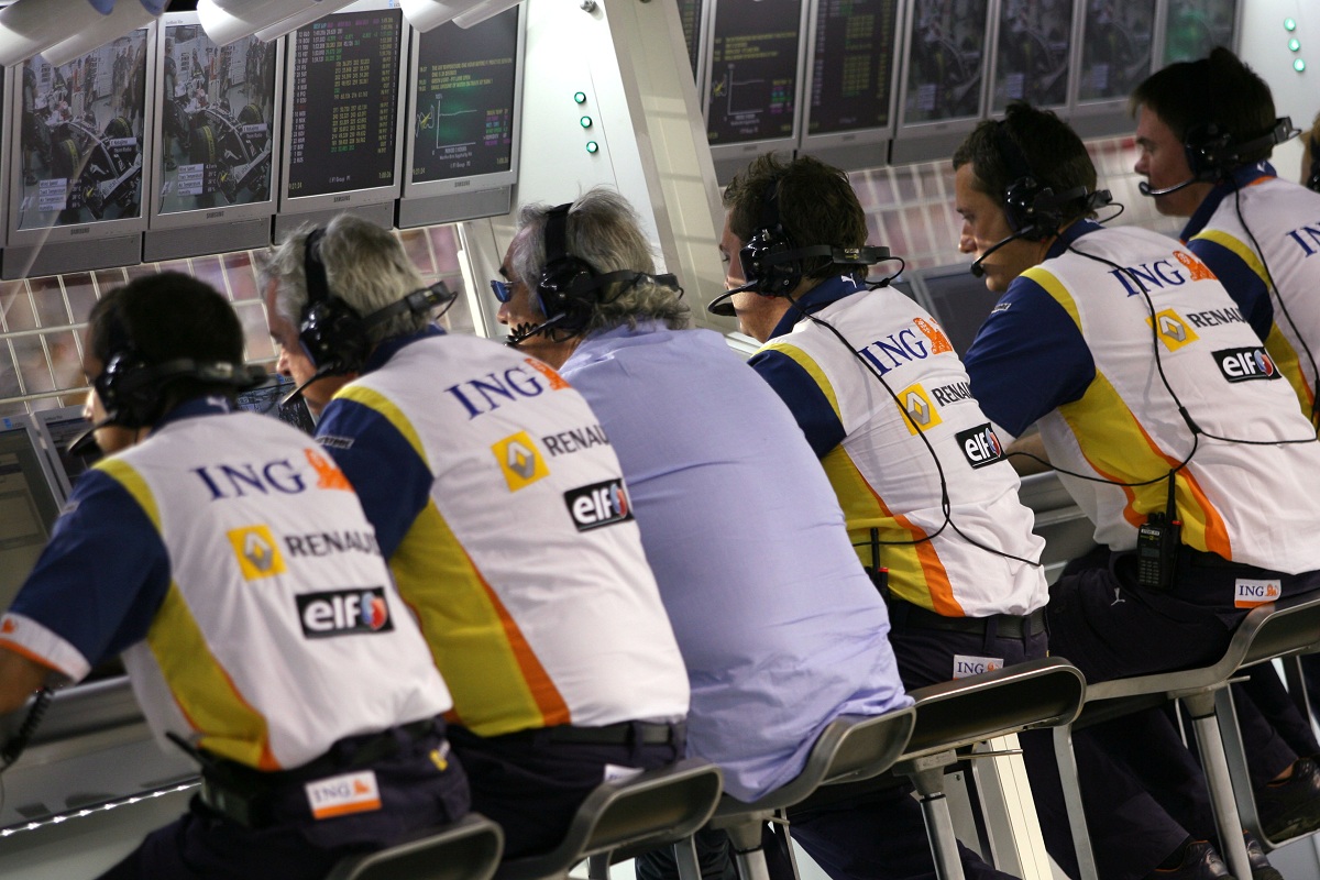 Briatore, de camisa celeste, en el Pit Wall durante el fin de semana del polémico GP de Singapur de 2008. (Archivo / Laurent Charniaux - XBP Images, 2008)