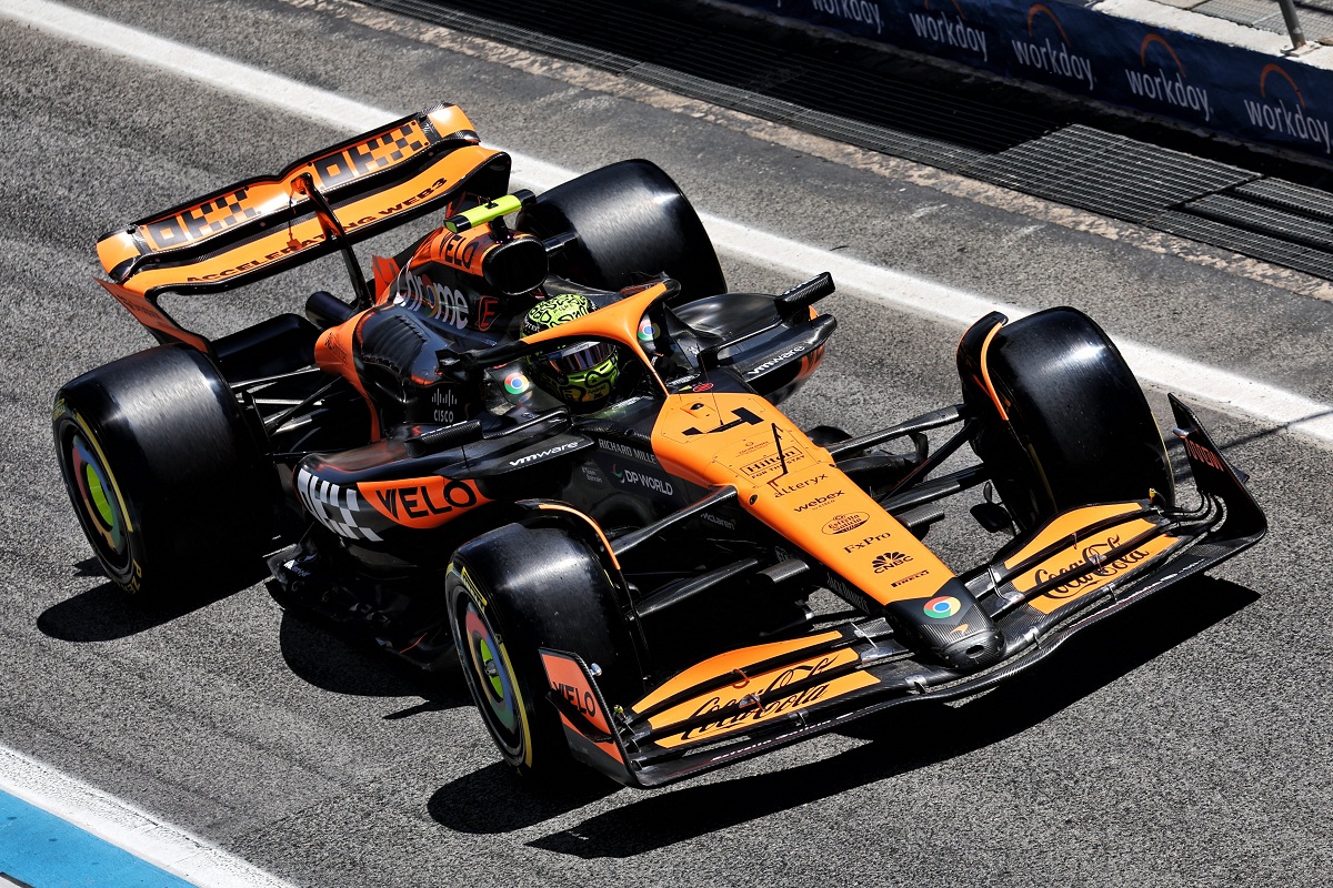 Lando Norris sale a pista en la Q1. (XPB Images)