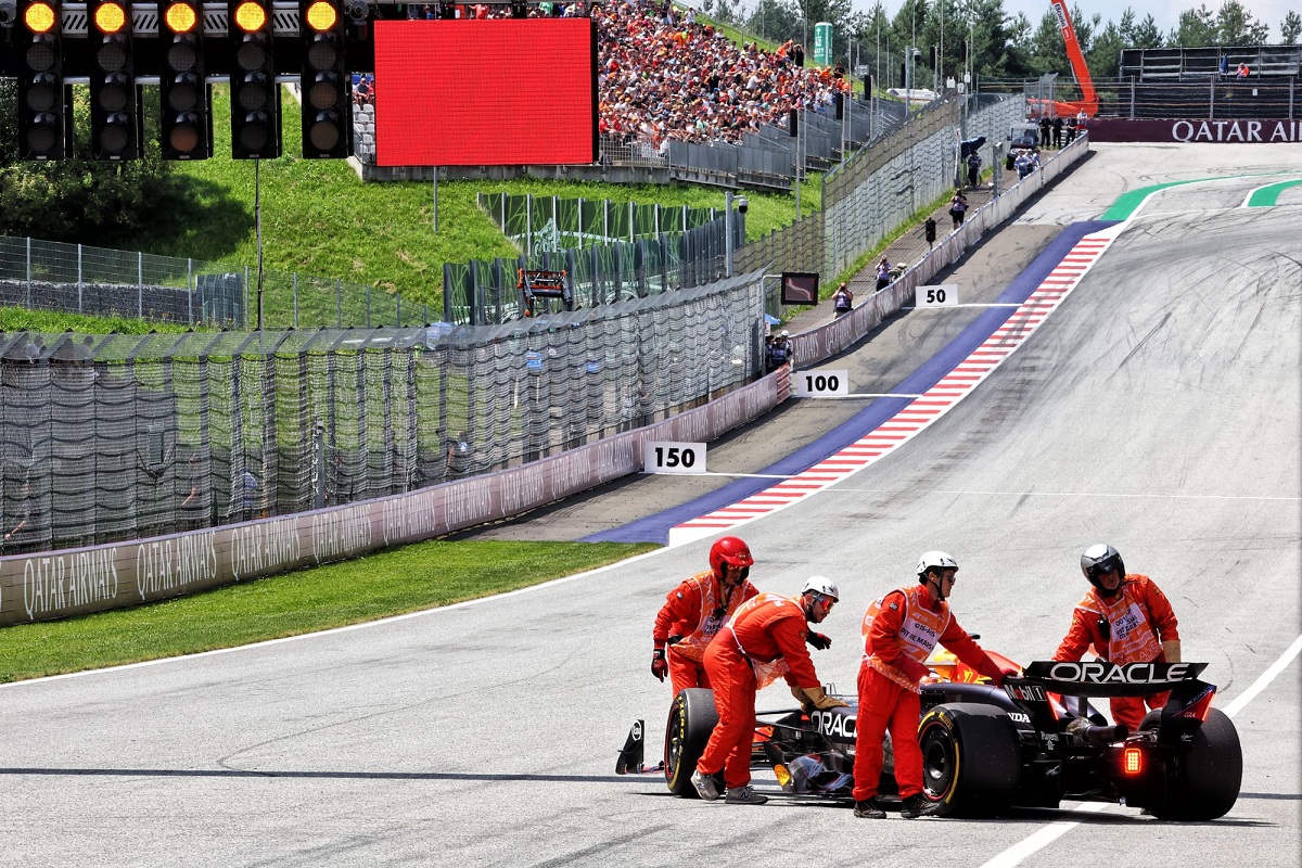 El coche de Verstappen es retirado de la recta tras detenerse por fallas en el motor. (XPB Images)