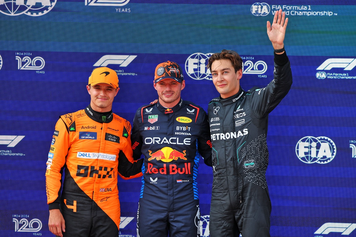 Norris, Verstappen y Russell en el corral pos Qualy. (XPB Images)