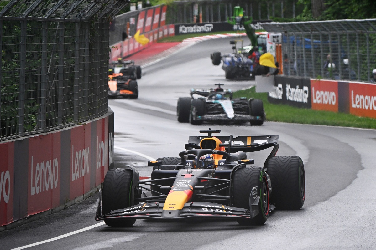Verstappen pasó al frente durante el primer Safety Car. (Autosport).  