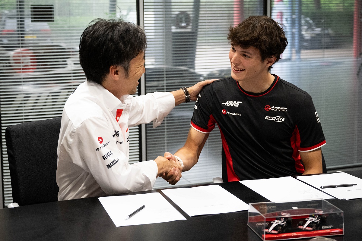 Komatsu felicita a Bearman tras firmar el contrato. (Haas F1 team)