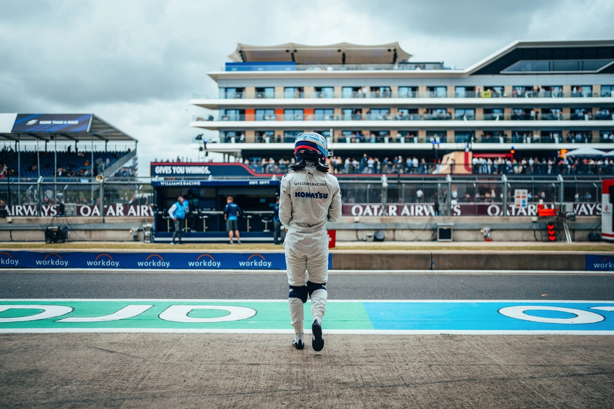 El argentino cruza hacia el Pit Wall después de terminar su trabajo en la Pl1. (Williams Racing)