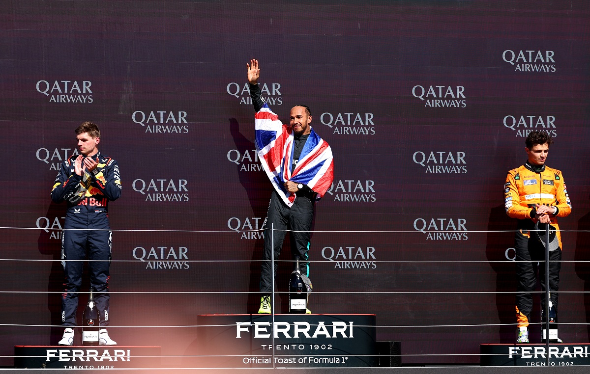 Norris en el podio junto a Hamilton y Verstappen. (Andrew Boyers / REUTERS)