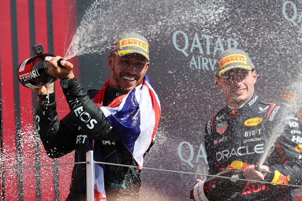 Verstappen celebra en el podio con el ganador Lewis Hamilton. (XPB Images)