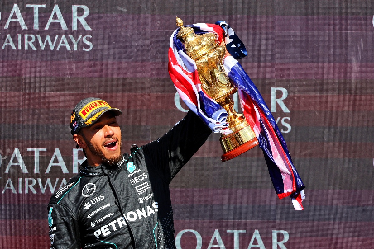 Hamilton levanta por novena vez el trofeo del Royal Automobile Club. (XPB Images)