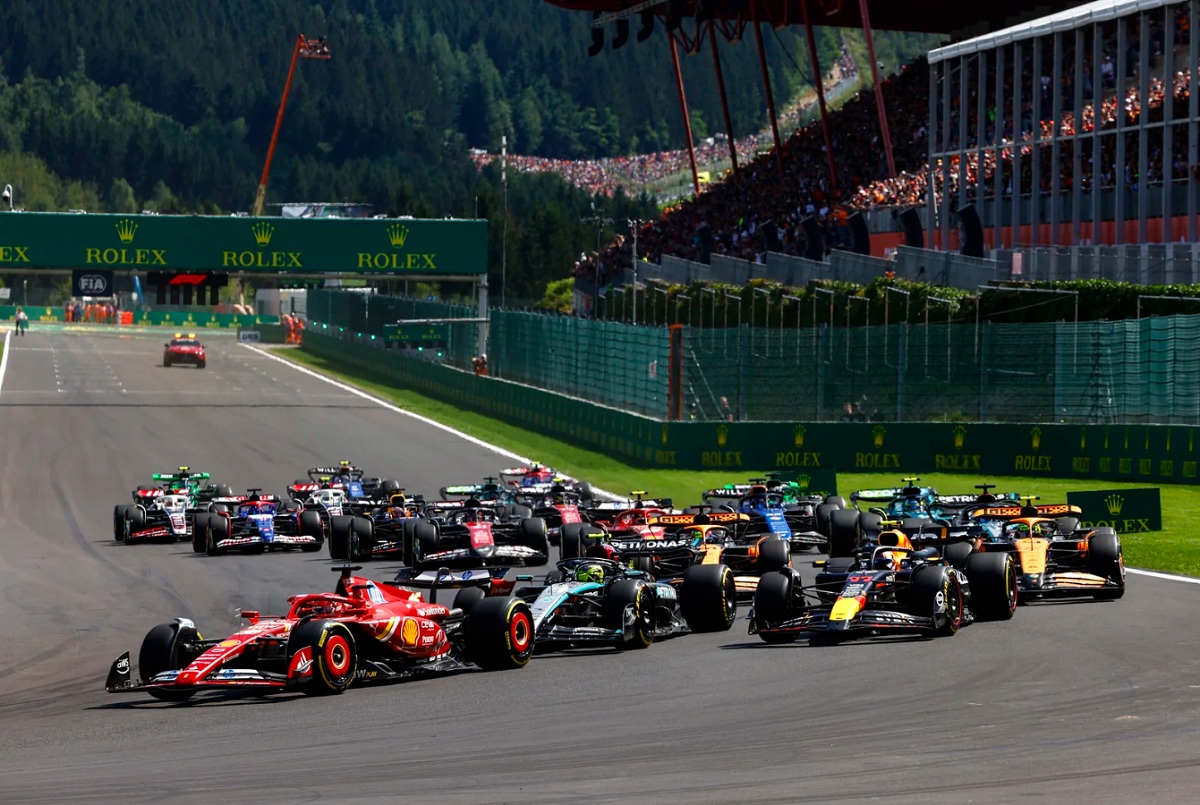 Leclerc encabeza el pelotón, Hamilton le gana la segunda posición a Pérez. (Sam Bloxham)