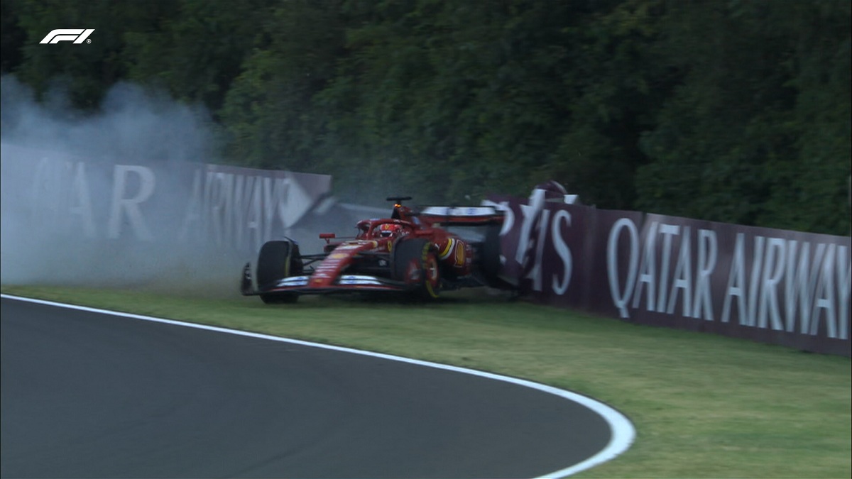 Leclerc perdió el control de la Ferrari y golpeó violentamente contra las defensas en la salida de la curva 4. (Imagen TV / F1TV) 