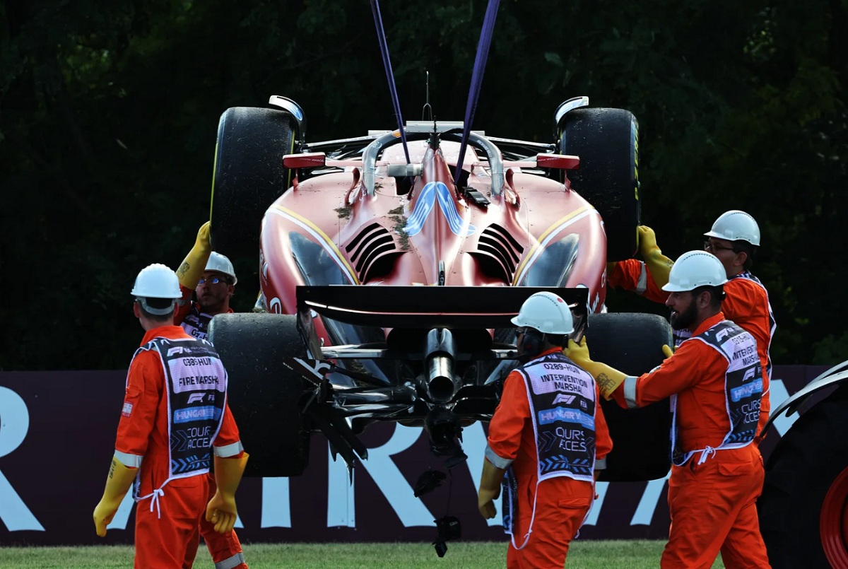 Los comisarios retiran el coche de Leclerc. (Steve Etherington)