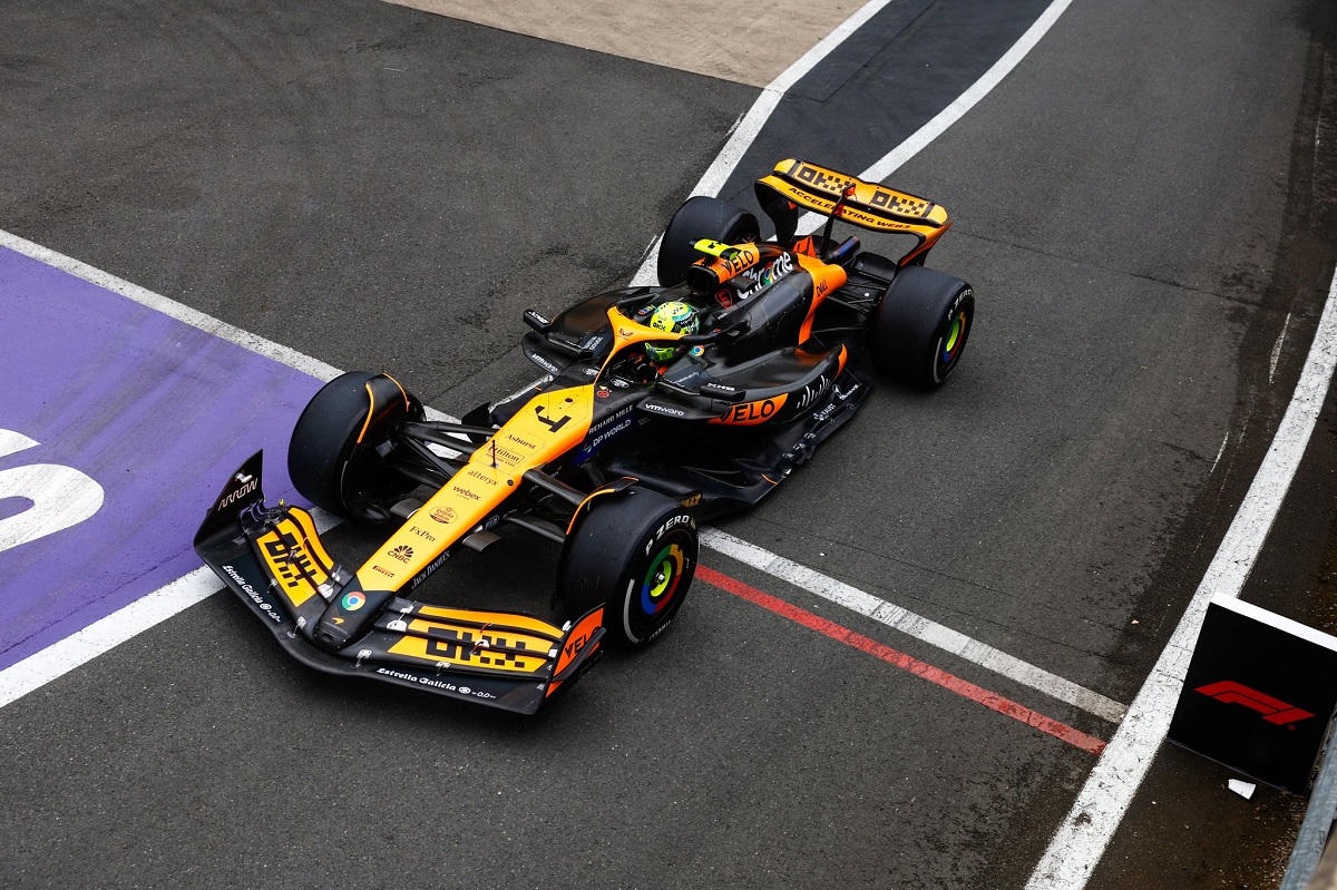 Lando Norris ingresando a boxes durante la PL1. (McLaren Racing)