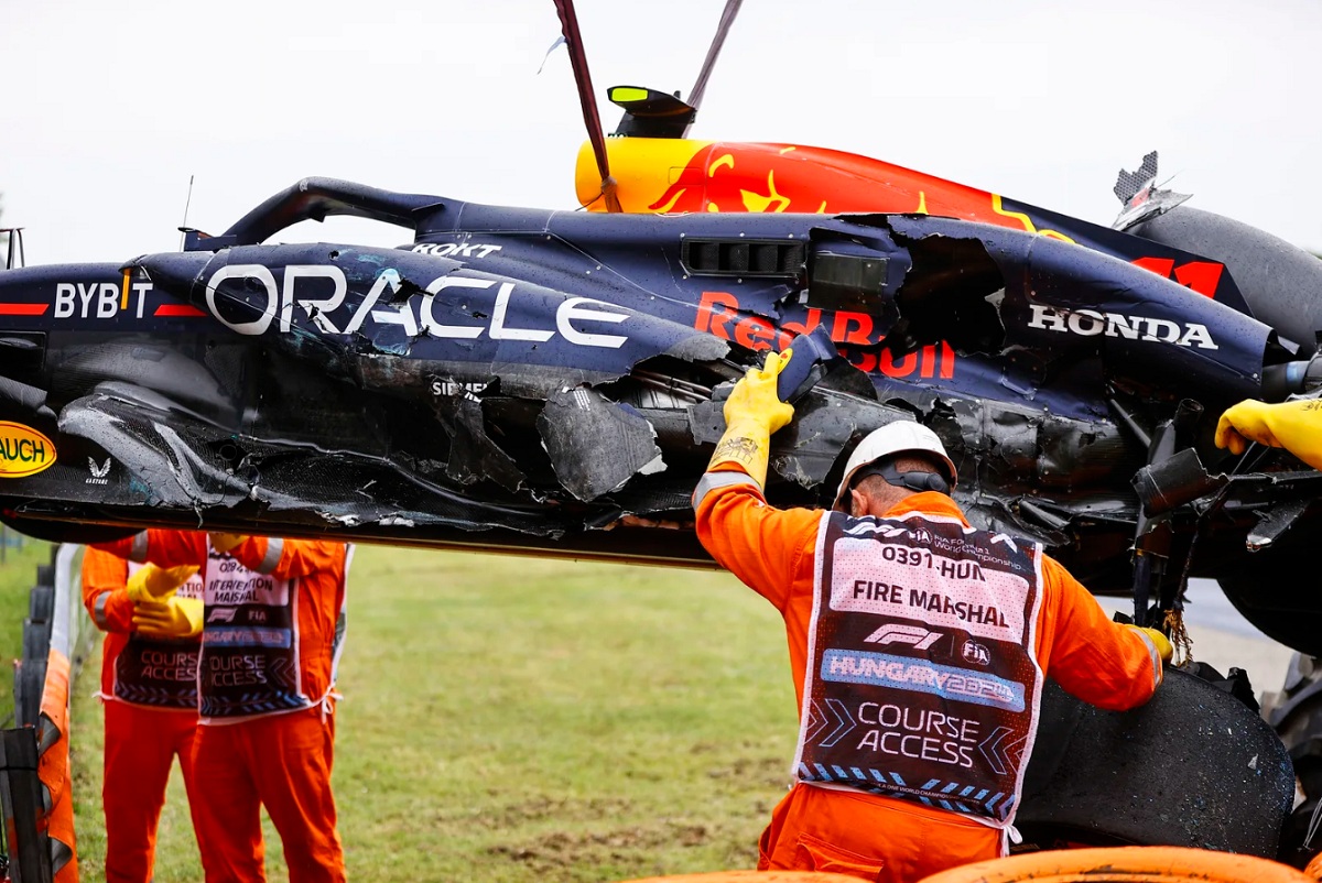 Los comisarios retiran el coche de Përez que chocó en la Q1. (Andy Hone) 