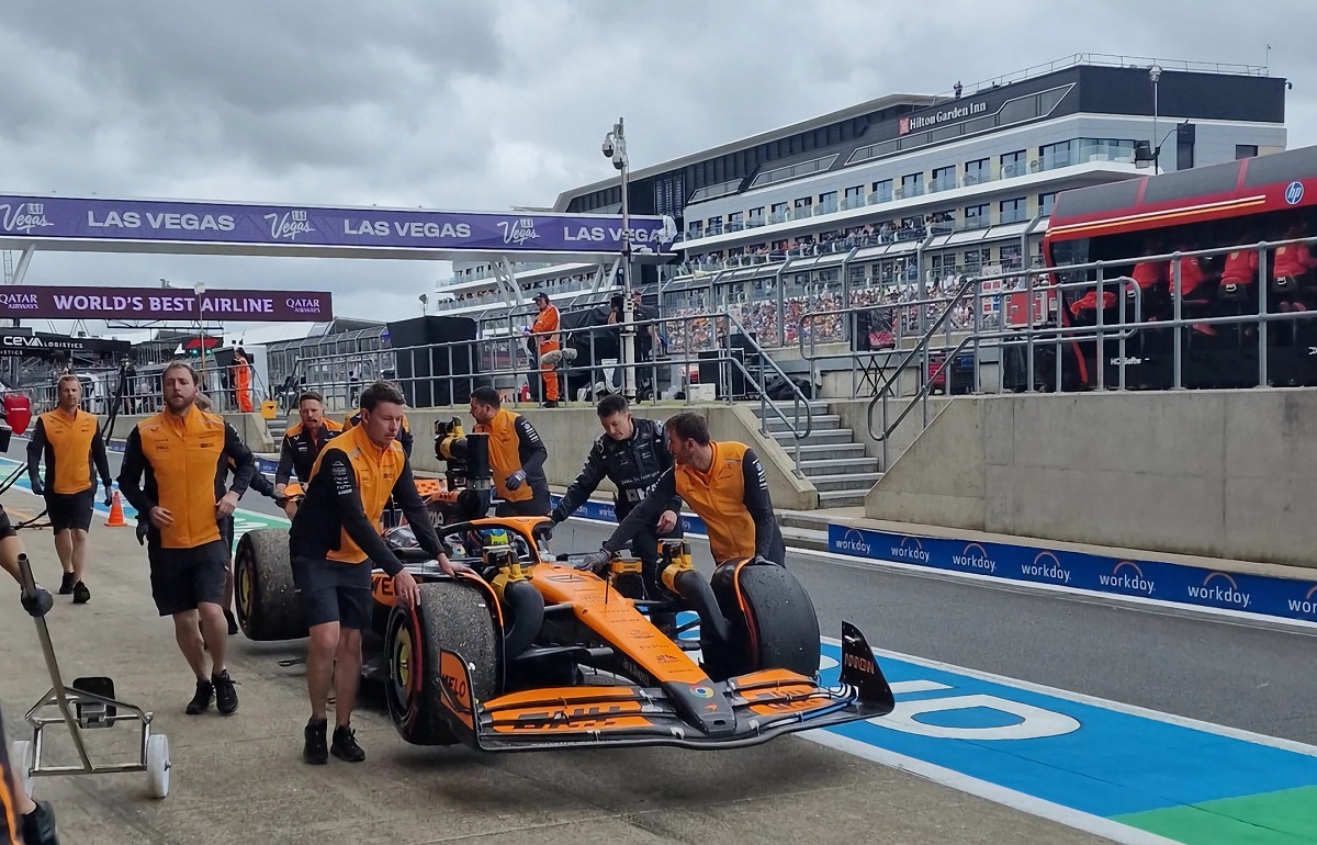 Los mecánicos de McLaren fueron a buscar el coche de Piastri que se detuvo en el ingreso a boxes. (McLaren Racing)