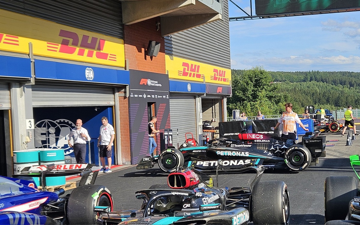 El coche de Russell es llevado al garage de FIA después que no pasara el primer pesaje. (Albert Fàbrega)