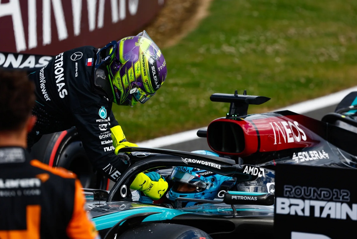 Hamilton saluda a Russell en parque cerrado. (Zak Mauger)