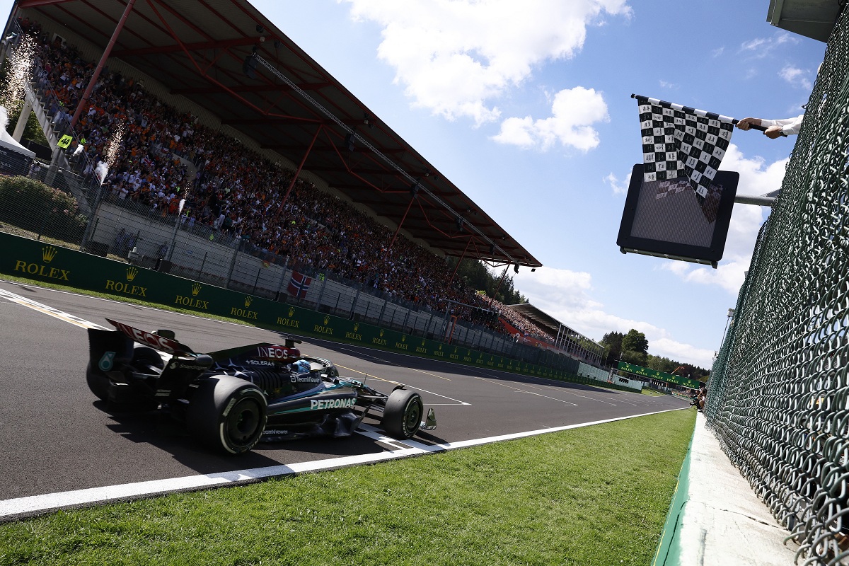 Russell cruza la meta como ganador en Spa. (Simon Wohlfahrt / REUTERS)