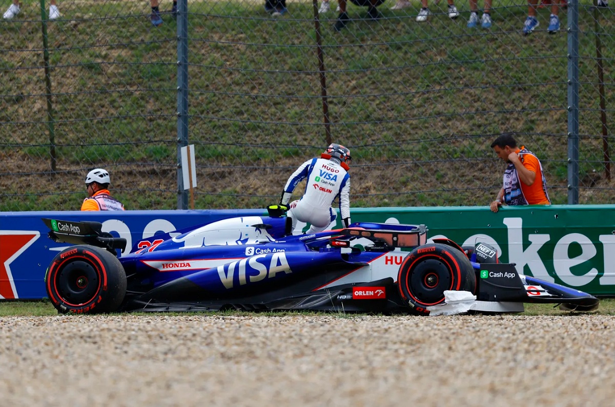 Tsunoda baja por sus propios medios después del fuerte accidente en Q3. (Andy Hone)