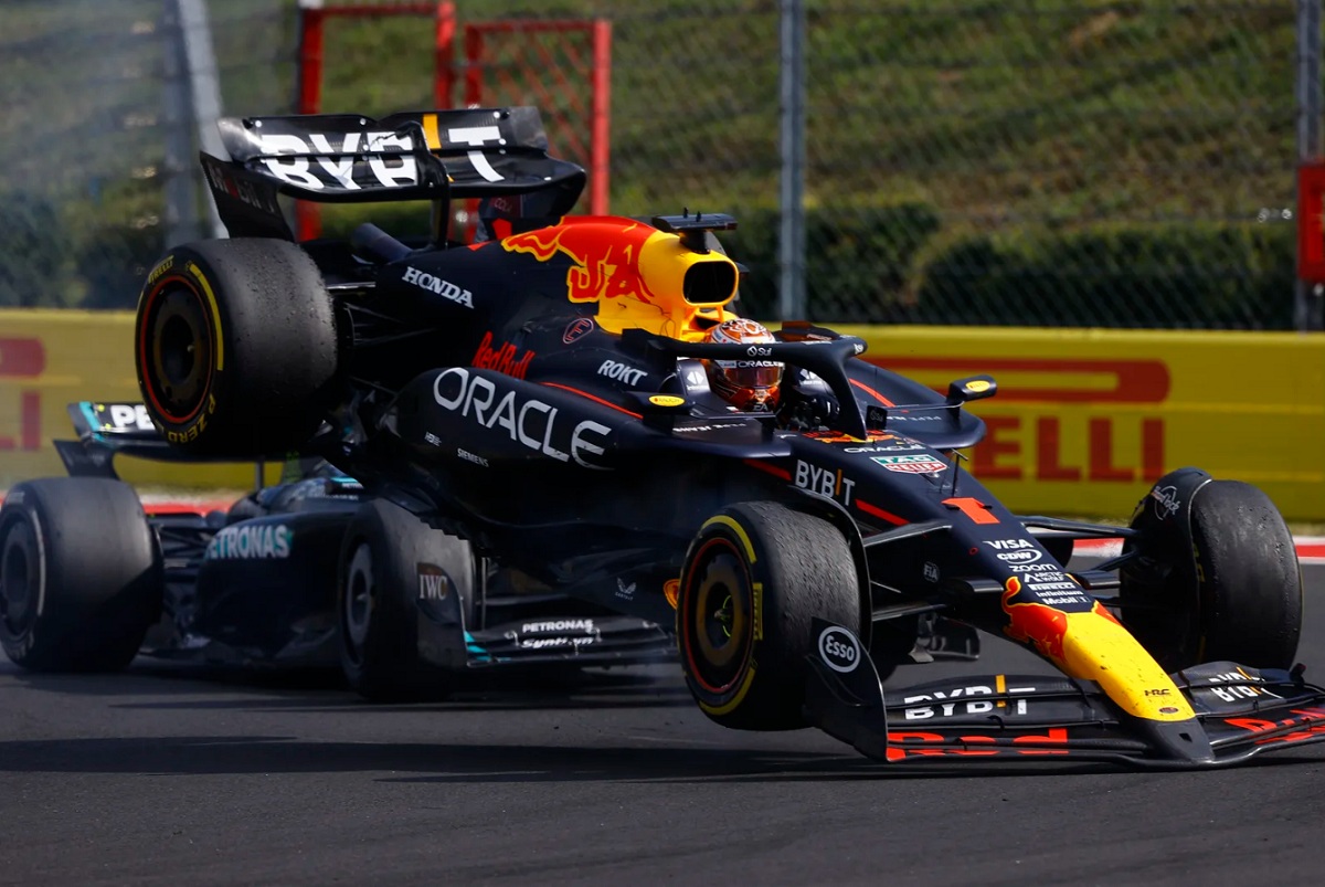 Verstappen tuvo un toque con Hamilton y el Red Bull saltó en la curva 1. (Andy Hone)