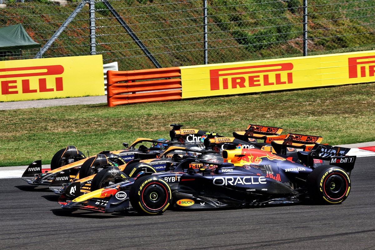 Verstappen repite la maniobra de Russell en eEpaña cuando aprovechó un descuido de Norris que repitió otra vez en la salida. (XPB Images)