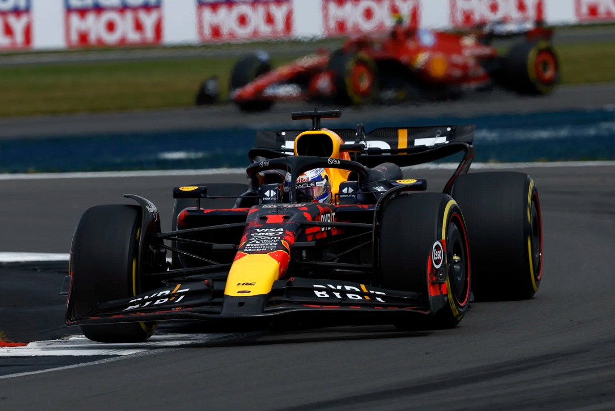 Verstappen sufrió una pérdida de ritmo en su Red Bull, incluso llegó a ser presionado por Sainz por la P5. (Zak Mauger) 