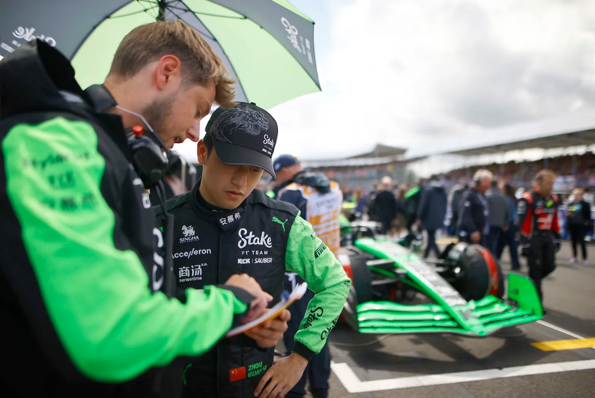 Zhou recibe las últimas instrucciones antes de la carrera. (Andy Hone)