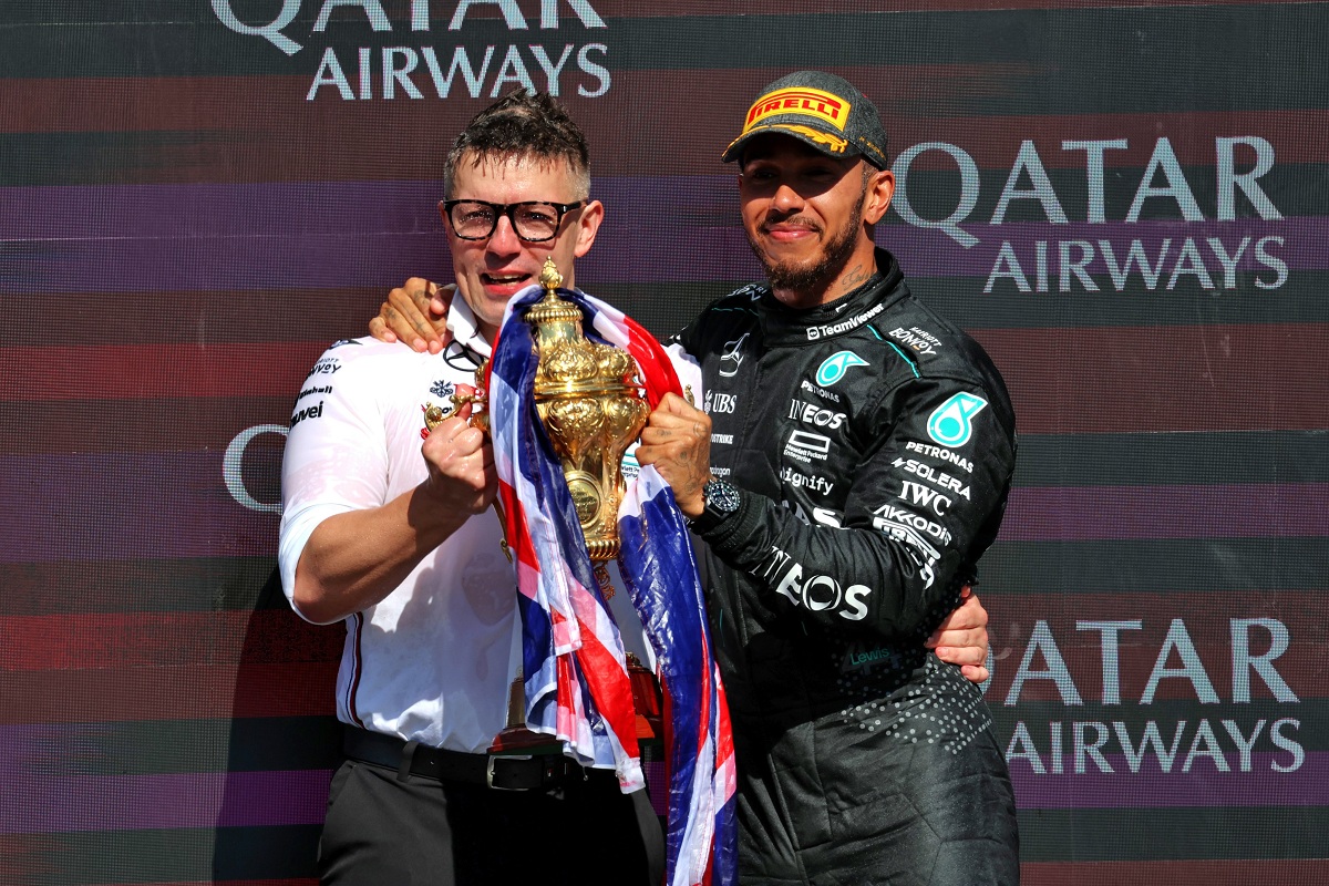 Bono junto a Hamilton en el podio de Silverstone. (XPB Images)