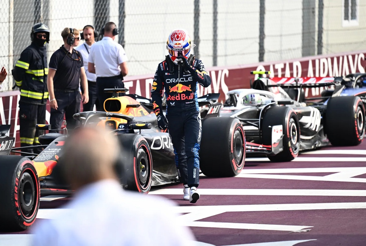 Verstappen camina resignado en el parque cerrado. (Simon Galloway)