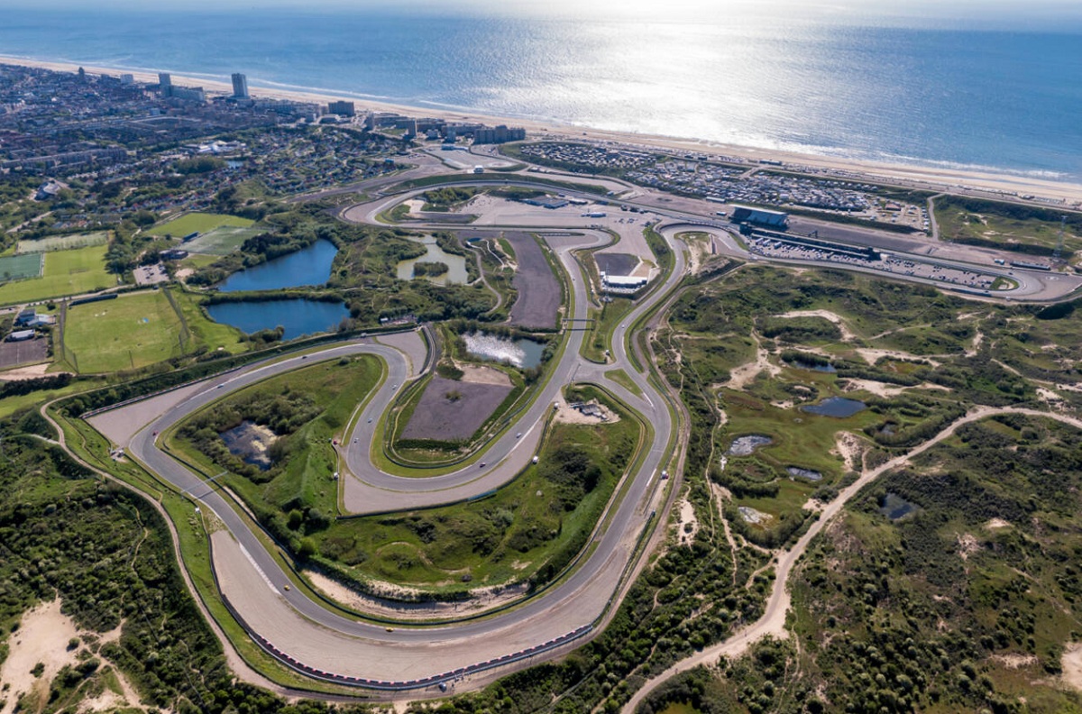 La arena que el viento arrastra desde la playa y los peraltes son los motivos de Pirelli para llevar las configuraciones más duras.