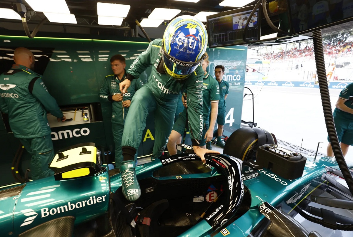 Alonso sube al AMR23 para la Qualy en Monza. (Zak Mauger)