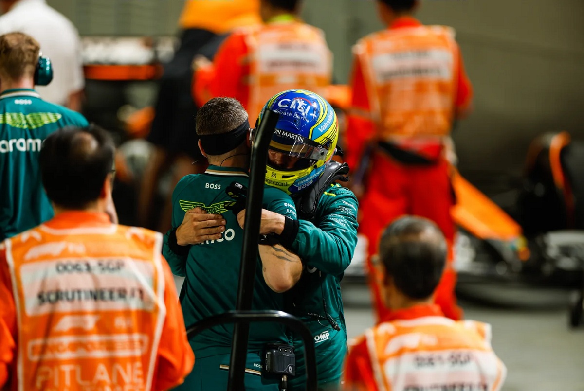 Alonso se abraza con uno de sus mecánicos después de lograr la séptima posición, otro milagro del español con el Aston Martin. (Glenn Dunbar)